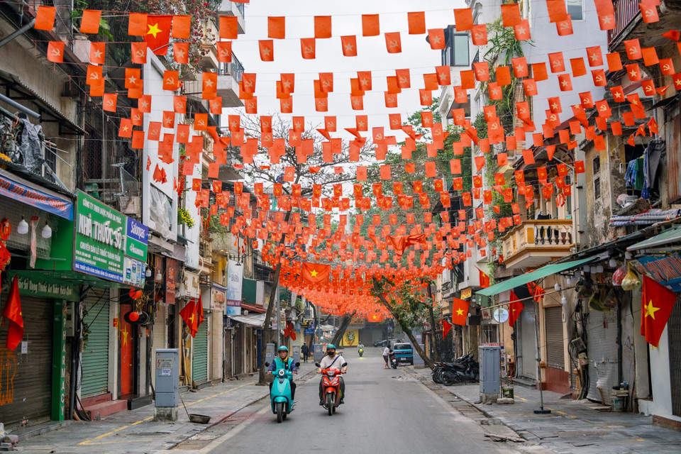 Khác với vẻ tấp nập thường thấy của một đô thị gần 9 triệu dân, các cửa ngõ dẫn vào trung tâm thành phố sáng nay vắng lặng đến ngỡ ngàng. (Ảnh: Minh Sơn/Vietnam+)