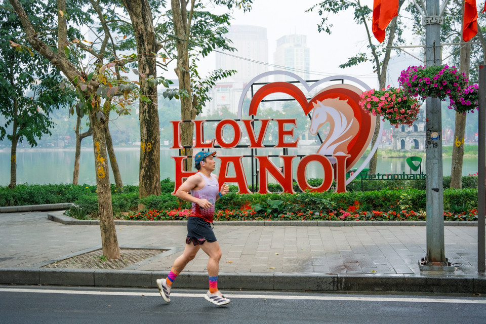 Thời tiết Hà Nội mùng 1 Tết Bính Ngọ 2026 là sự kết hợp hoàn hảo của tiết trời xuân miền Bắc. Nhiệt độ rơi vào khoảng 18-22 độ phù hợp đi du xuân. (Ảnh: Minh Sơn/Vietnam+)
