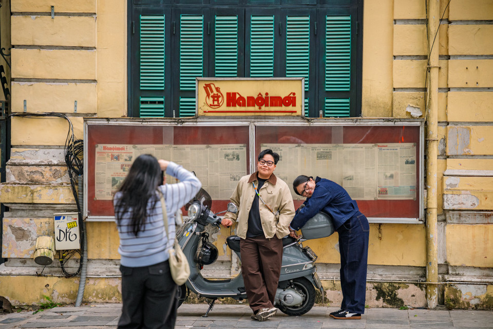 Cảnh sắc bình yên pha lẫn niềm vui mừng năm mới đã tạo nên một bức tranh Thủ đô đầy cảm xúc trong sáng Mùng 1 Tết Bính Ngọ. (Ảnh: Minh Sơn/Vietnam+)