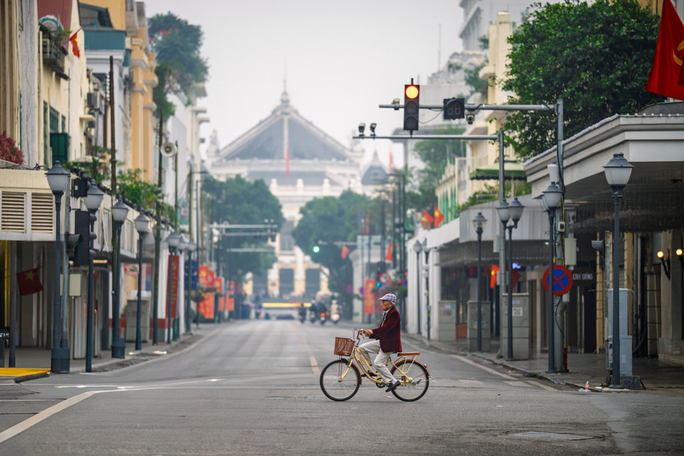 Dưới màn sương mỏng manh và thời tiết se lạnh, những con đường trung tâm như Tràng Tiền, Trần Phú, Giảng Võ… thênh thang. Người dân cảm nhận rõ ràng hơn “nhịp thở chậm rãi" của thành phố. (Ảnh: Minh Sơn/Vietnam+)