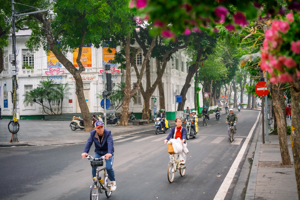 Không khí những ngày Tết lan tỏa trong từng ngõ phố. (Ảnh: Minh Sơn/Vietnam+)