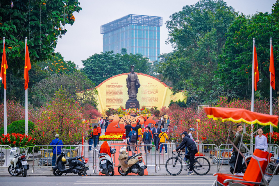 Trái ngược với sự vắng vẻ ở nhiều nơi, khu vực phố cổ quanh hồ Hoàn Kiếm sáng mùng 1 Tết lại trở nên rộn ràng. Tại đây, người dân Thủ đô và du khách tập trung đông đúc từ rất sớm để hưởng không khí Tết truyền thống. (Ảnh: Minh Sơn/Vietnam+)