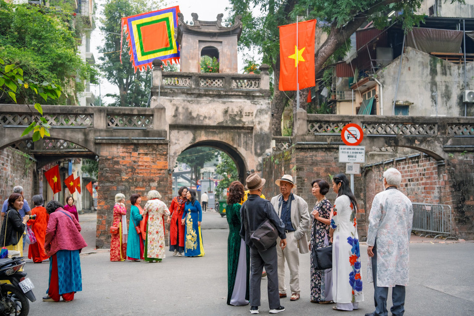 Nhiều người dân Thủ đô lựa chọn thời điểm sáng sớm Mùng 1 để làm lễ xuất hành, cả gia đình bạn bè cùng nhau dạo phố du xuân. (Ảnh: Minh Sơn/Vietnam+)