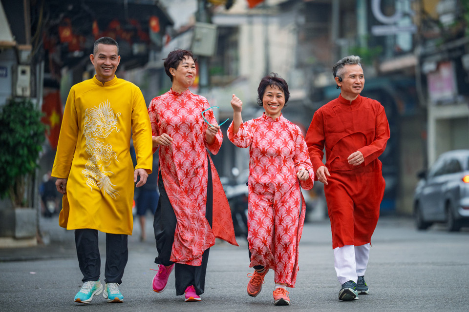 Trên hè phố dễ dàng bắt gặp những tốp người xúng xính áo dài thong thả đi dạo, thỉnh thoảng dừng lại ngắm góc phố quen hay chụp vài kiểu ảnh truyền thống. (Ảnh: Minh Sơn/Vietnam+)