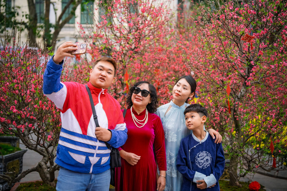 Thời điểm 8 giờ sáng, màn sương bắt đầu tan đi nhường chỗ cho một bầu trời xuân trong trẻo. Hà Nội kết thúc những giờ phút tĩnh lặng đầu tiên để bước vào một chuỗi ngày lễ hội rộn ràng. (Ảnh: Minh Sơn/Vietnam+)