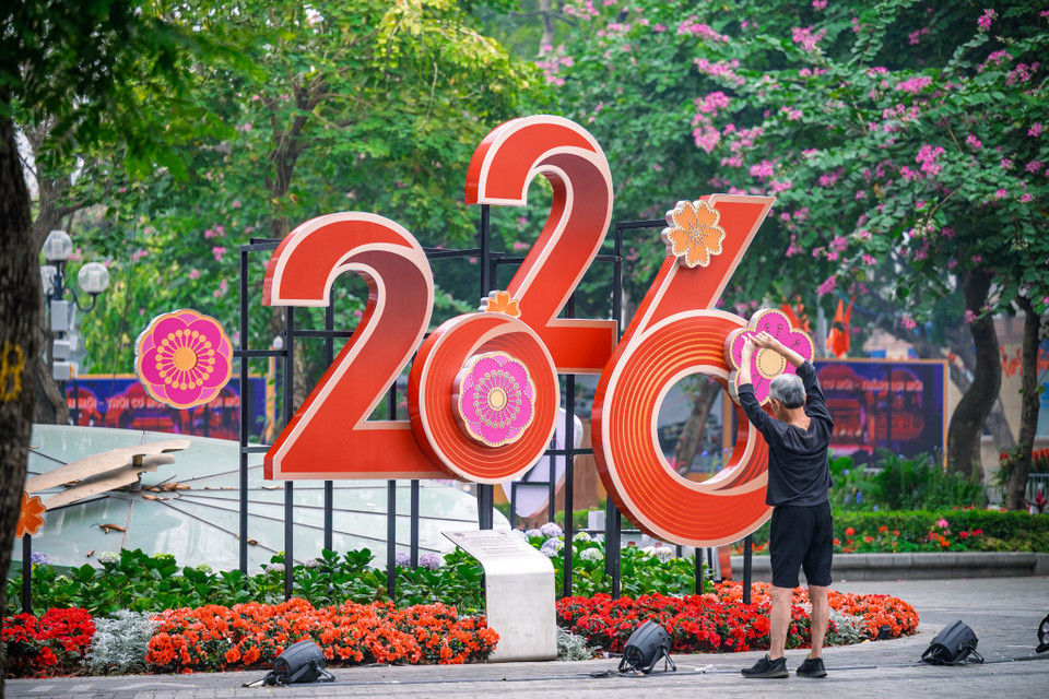 Hình ảnh hiếm hoi ấy gợi lên cảm giác bình yên khác lạ của Thủ đô ngày đầu năm, như thể Hà Nội đang lắng lại sau những phút giây rộn ràng giao thừa. (Ảnh: Minh Sơn/Vietnam+)