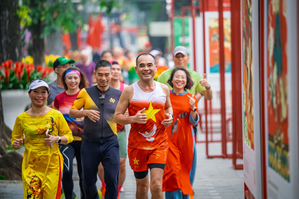 Nhiều người dân lựa chọn áo dài truyền thống để chạy những bước chạy đầu tiên xung quanh Bờ Hồ. (Ảnh: Minh Sơn/Vietnam+)
