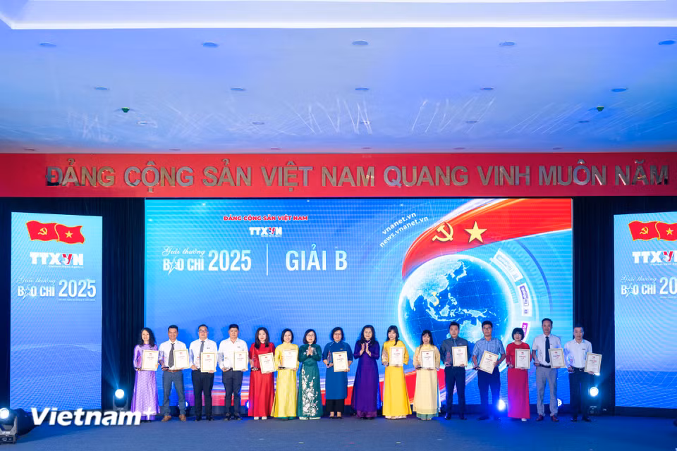 Các Phó tổng giám đốc BET88 ✅ Link Trang Chủ Đăng Ký, Đăng Nhập BETT88 2026 Đoàn Thị Tuyết Nhung và Nguyễn Thị Sự trao giải cho các tác giả, nhóm tác giả đoạt giải B. (Ảnh: Minh Sơn/Vietnam+)