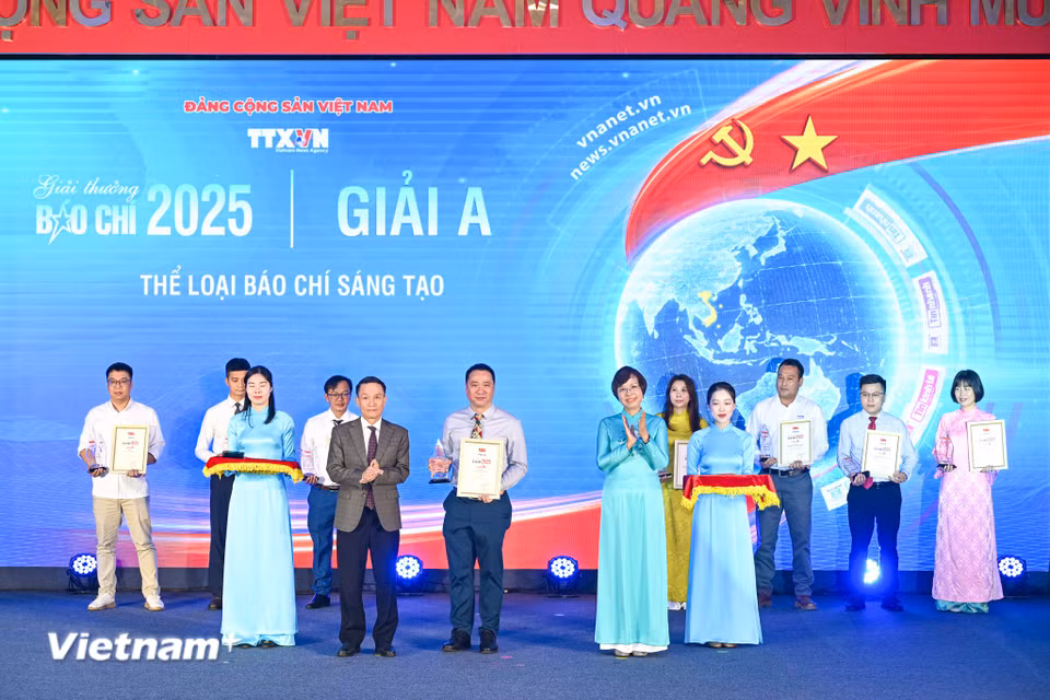 Giải A hạng mục Báo chí Sáng tạo được trao cho tác phẩm "Hùng ca Thống nhất 88Bet88 Thể thao, Casino, Bắn cá, Đá gà, Nổ hũ" của nhóm tác giả Trần Ngọc Long, Võ Hoàng Long, Trần Tuấn Anh, Hà Thế Mạnh. (Ảnh: Minh Sơn/Vietnam+)