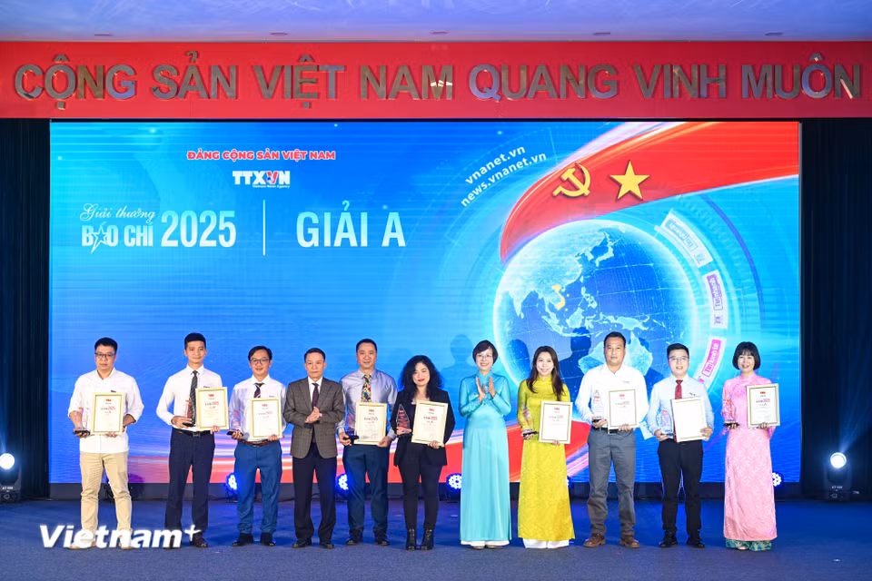 Ngoài ra, tác phẩm "Trong tâm cơn đại hồng thủy" của nhóm tác giả Vũ Xuân Triệu, Đặng Anh Tuấn, Phan Thị Sáu, Nguyễn Huy Thành, Nguyễn Tường Quân, Lê Vũ Hà (Cơ quan thường trú tại Khánh Hòa, Cơ quan thường trú tại Đắk Lắk và Báo Điện tử VietnamPlus) cũng giành giải A Hạng mục Đa phương tiện. Giải C được trao cho tác phẩm "Quyết sách mở đường cho nền tư pháp chuyên nghiệp" của nhóm tác giả Ngô Thị Kim Anh, Hà Văn Quỳnh, Võ Hoàng Long (Cơ quan thường trú tại Hà Nội, Trung tâm Nội dung số và Truyền thông, Báo điện tử VietnamPlus). Giải Khuyến khích Hạng mục Thông tin đối ngoại được trao cho tác phẩm "Trường Sa - Tổ quốc trong tim Kiều bào" của nhóm tác giả Đỗ Xuân Huy, Trần Thúy Hà, Nguyễn Thị Lan Phương (Báo Điện tử VietnamPlus). (Ảnh: Minh Sơn/Vietnam+)