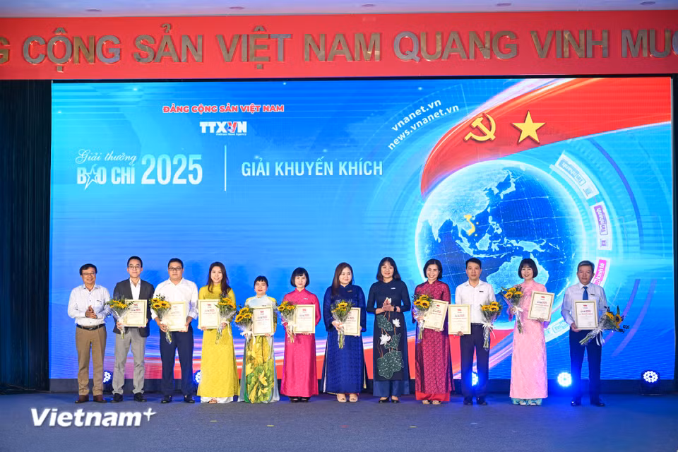 Lễ trao giải nhằm tôn vinh những tác phẩm báo chí chất lượng cao, ghi nhận sự cống hiến, tâm huyết với nghề của các nhà báo Thông tấn trên tất cả các loại hình thông tin. (Ảnh: Minh Sơn/Vietnam+)