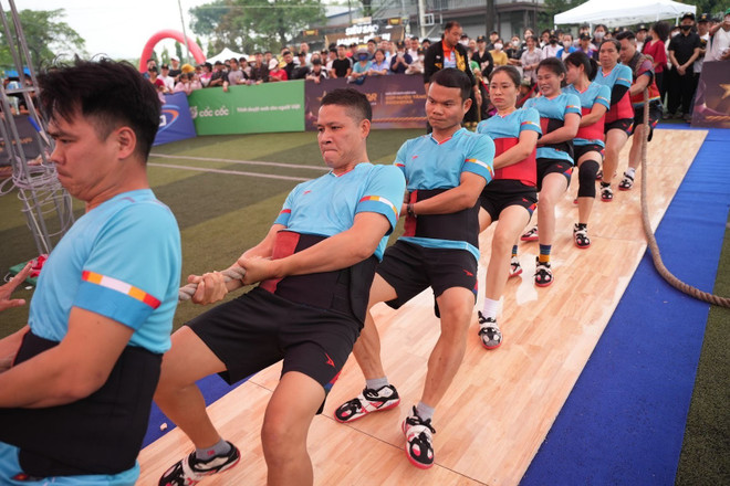 ความเรียบร้อยของทีมปรากฏให้เห็นในรายละเอียดเล็กๆ น้อยๆ เช่น เครื่องแต่งกาย อุปกรณ์ป้องกัน... (ภาพ: PV/Vietnam+)