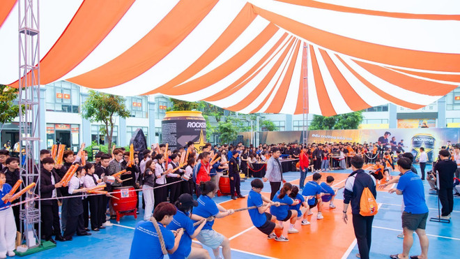 ครูและนักศึกษาวิทยาลัยโปลีเทคนิค FPT ลงสนามด้วยความมุ่งมั่นสูงสุด (ภาพ: PV/Vietnam+)