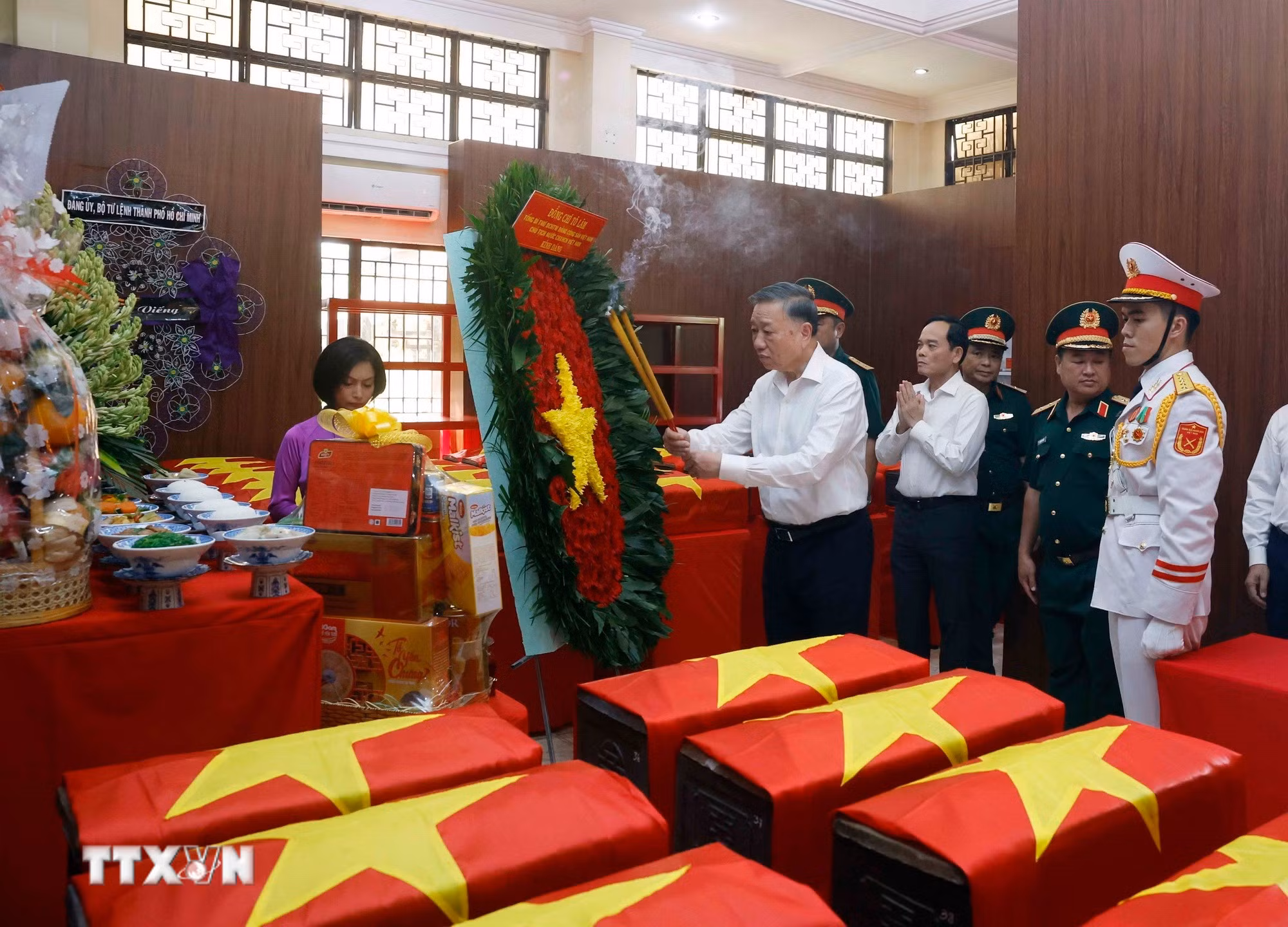 ttxvn-tong-bi-thu-chu-tich-nuoc-dang-huong-tuong-niem-cac-anh-hung-liet-si-tai-cong-vien-le-thi-rieng-12.jpg