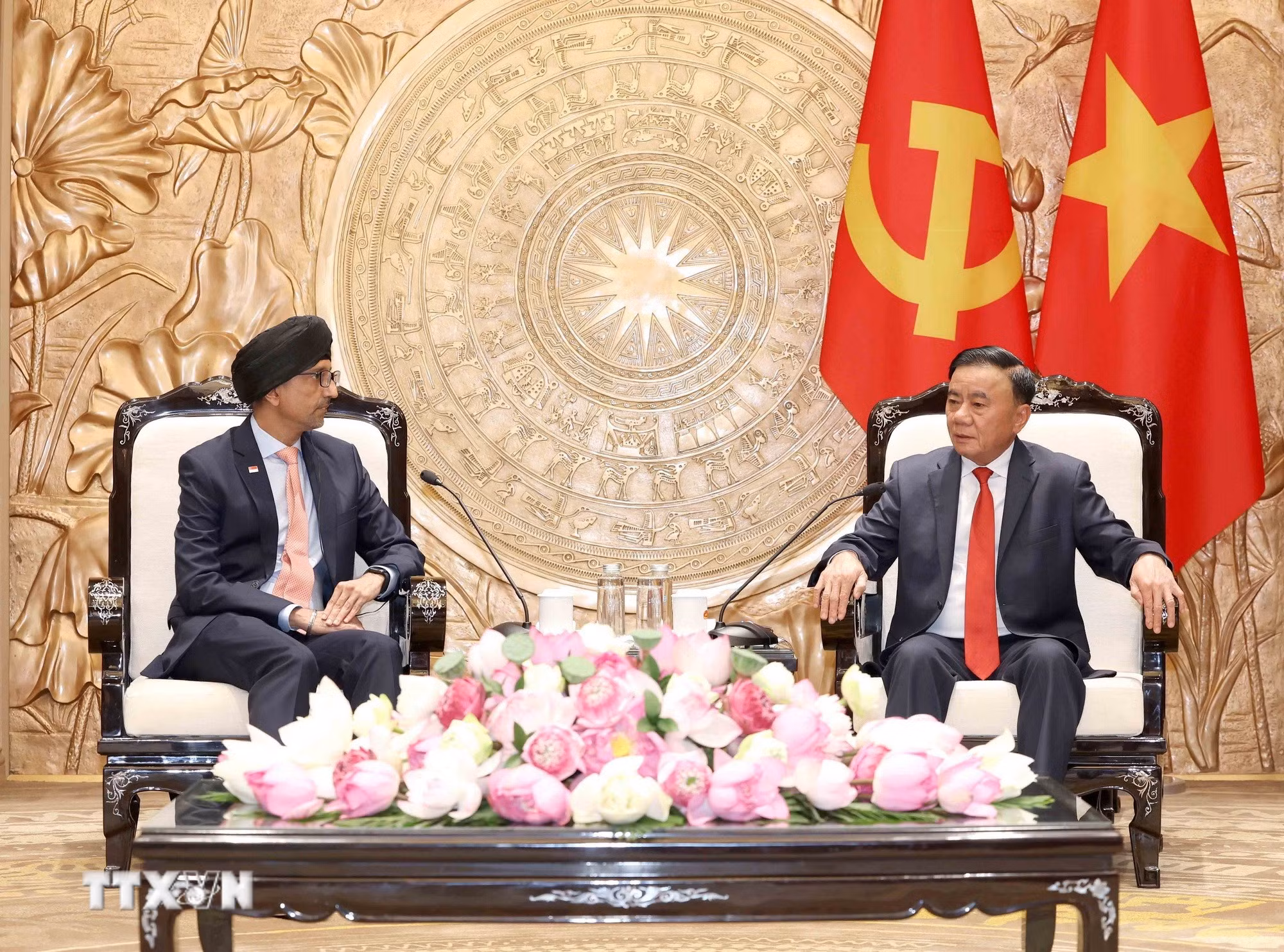 ttxvn-thuong-truc-ban-bi-thu-tran-cam-tu-tiep-dai-su-singapore-tai-viet-nam-1.jpg