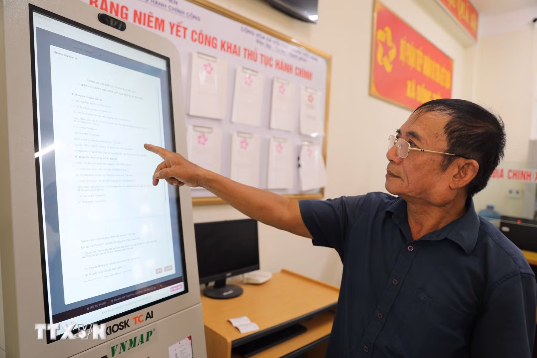 ttxvn-kiosk-ai-toan-trinh-dua-dich-vu-cong-den-gan-nguoi-dan-2.jpg