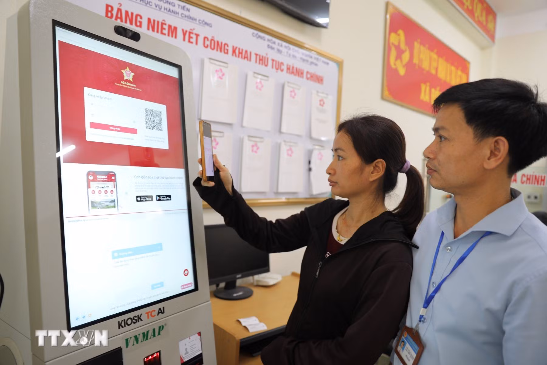 ttxvn-kiosk-ai-toan-trinh-dua-dich-vu-cong-den-gan-nguoi-dan-1.jpg