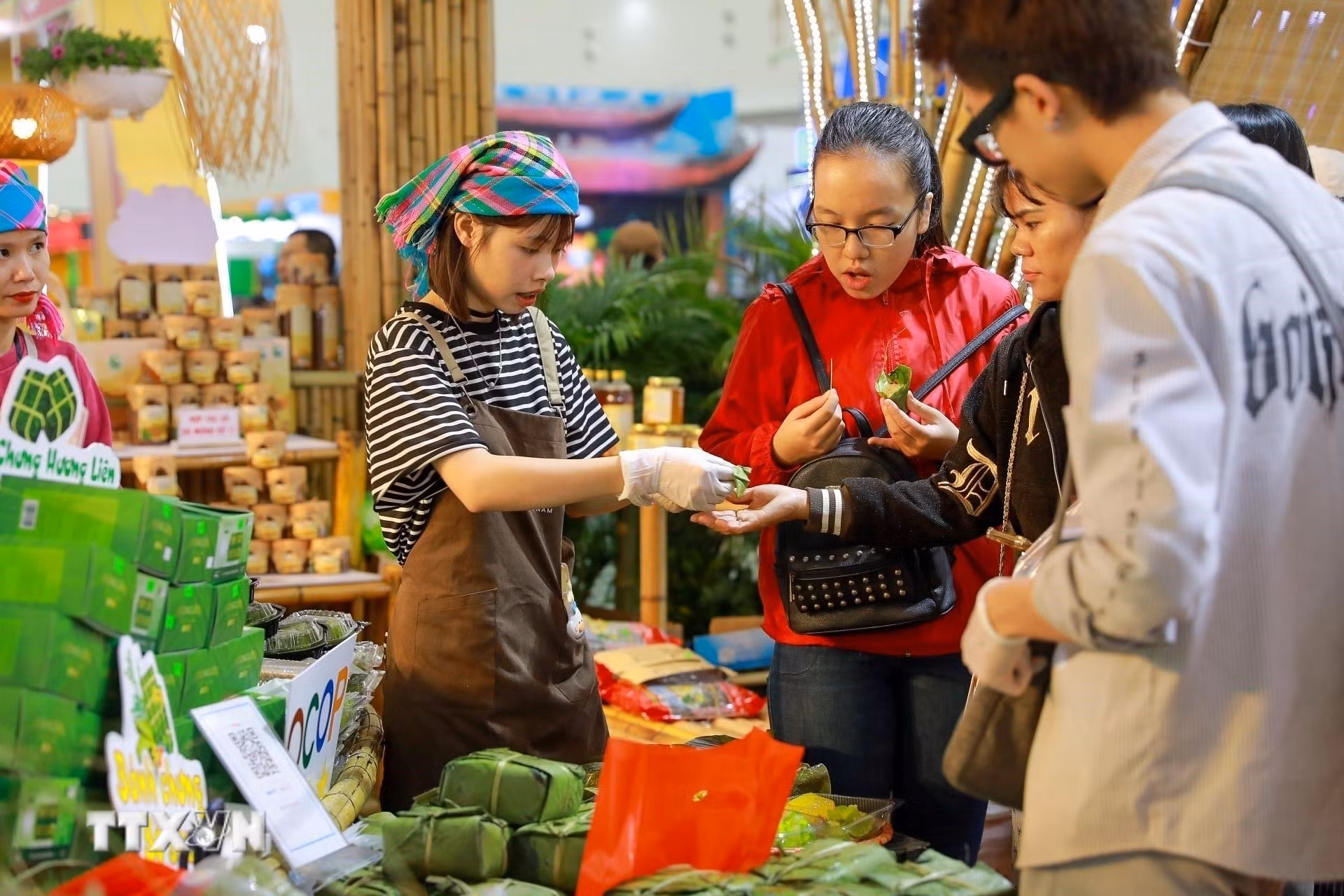 Hội chợ mùa Thu 2025 thu hút đông đảo người dân và du khách mua sắm và tham quan. (Ảnh: Khánh Hòa/TTXVN)