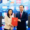 Bộ trưởng Khoa học và Công nghệ Vũ Hải Quân đại diện Việt Nam đã trao văn kiện tới Đại sứ Mỹ tại Việt Nam Jennifer Wicks. (Nguồn: Bộ Khoa học và Công nghệ cung cấp)