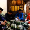Cứ mỗi dịp Tết đến, Xuân về, các thành viên trong gia đình lại quây quần bên nồi bánh chưng xanh. (Ảnh: Minh Quyết/TTXVN) 