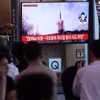 Người dân theo dõi vụ phóng tên lửa của Triều Tiên qua truyền hình tại Seoul, Hàn Quốc hồi tháng 6/2024. (Nguồn: Yonhap/TTXVN) 