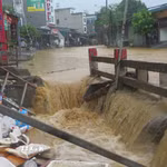 Nước lũ dâng cao tại các ngầm tràn, khe suối tại khu vực Cầu Sập, tổ 4 Duyên Hải, phường Lào Cai. (Ảnh: Hương Thu/TTXVN)