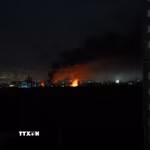 Khói và lửa bốc lên sau loạt tiếng nổ ở Kiev, Ukraine ngày 2/6/2026. (Ảnh: THX/TTXVN)