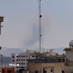 Khói bốc lên từ địa điểm ở Tehran, Iran sau các cuộc không kích, ngày 7/4/2026. (Ảnh: THX/TTXVN phát)