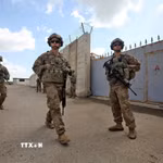Binh sỹ Mỹ gác tại căn cứ không quân K1 ở tỉnh Kirkuk, miền Bắc Iraq. (Ảnh: France 24/TTXVN)