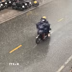 Thành phố Hà Nội ngày nắng nóng, chiều tối và đêm có mưa rào và dông vài nơi, trong mưa dông có khả năng xảy ra lốc, sét, mưa đá và gió giật mạnh. (Ảnh: Hồng Đạt /TTXVN)
