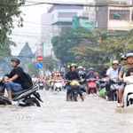 Triều cường gây ngập sâu khiến việc di chuyển của người dân rất khó khăn. (Ảnh minh họa: TTXVN phát)