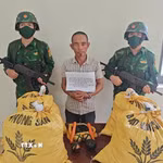 Đối tượng Nguyễn Duy Khánh cùng tang vật bị bắt giữ. (Ảnh: TTXVN phát)