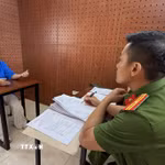 Đối tượng Văn Thị Thuý tại cơ quan Công an. (Ảnh: TTXVN phát)