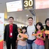Những hành khách đầu tiên trên chuyến bay Vietjet kết nối Hà Nội-Thành Đô. (Ảnh: PV/Vietnam+)