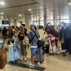 Hành khách chờ lấy hành lý ký gửi tại Cảng hàng không Quốc tế Tân Sơn Nhất. (Ảnh: PV/Vietnam+)
