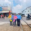 Hai nhân viên gác chắn đã được lãnh đạo ngành đường sắt khen thưởng sau hành động dũng cảm, nhanh trí đảm bảo an toàn chạy tàu. (Ảnh: PV/Vietnam+)