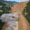 Nhà thầu thi công Dự án đường Hồ Chí Minh đoạn Chợ Chu-Ngã ba Trung Sơn. (Ảnh: Khánh Hùng/Vietnam+)