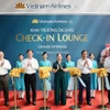Các đại biểu cắt băng khánh thành Khai trương Check-in Lounge tại Sân bay Tân Sơn Nhất. (Ảnh: PV/Vietnam+)