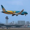 Vietnam Airlines chính thức ra mắt chiếc máy bay Boeing 787-9 Dreamliner mang số hiệu VN-A868 với thiết kế đặc biệt, nổi bật hình ảnh chim Lạc. (Ảnh: PV/Vietnam+)