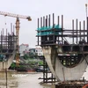 Dự án cầu Đuống mới hiện chỉ thi công được hai trụ dưới lòng sông do vướng mắc mặt bằng hai đầu quận Long Biên và huyện Gia Lâm. (Ảnh: Việt Hùng/Vietnam+)