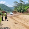 Một tuyến quốc lộ trên địa bàn tỉnh Thái Nguyên đã thông xe sau khi xử lý sạt lở đất tràn xuống đường. (Ảnh: PV/Vietnam+)