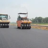 Nhà thầu thi công thảm bê tông nhựa nền đường một Dự án thành phần cao tốc Bắc - Nam phía Đông. (Ảnh: Việt Hùng/Vietnam+)