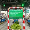 Từ ngày 1/10/2025, chủ xe ôtô phải thực hiện định danh và liên kết phương tiện thanh toán hợp lệ mới được phép nạp tiền sử dụng làn thu phí không dừng. (Ảnh: PV/Vietnam+)