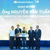 Hành khách Nguyễn Văn Tuấn may mắn là hành khách thứ 350 triệu đi trên chuyến bay VN1541 từ Hà Nội đến Huế của Vietnam Airlines. (Ảnh: PV/Vietnam+)