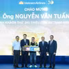 Hành khách Nguyễn Văn Tuấn may mắn là hành khách thứ 350 triệu đi trên chuyến bay VN1541 từ Hà Nội đến Huế của Vietnam Airlines. (Ảnh: PV/Vietnam+)