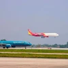 Máy bay của các Hãng hàng không Việt Nam cất, hạ cánh tại một sân bay nội địa. (Ảnh: Việt Hùng/Vietnam+)