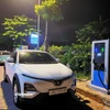 Một trụ sạc dành cho xe ôtô điện được bố trí ngay sân của tòa chung cư tại Hà Nội. (Ảnh: Việt Hùng/Vietnam+)