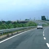 Phương tiện lưu thông trên đoạn tuyến cao tốc được đưa vào khai thác. (Ảnh: Việt Hùng/Vietnam+)