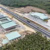 Trạm dừng nghỉ trên tuyến cao tốc Phan Thiết-Dầu Giây phía bên trái tuyến vẫn chưa thể hoàn thành. (Ảnh: PV/Vietnam+)