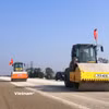 Nhà thầu thi công nền đường một dự án đường bộ cao tốc. (Ảnh: Việt Hùng/Vietnam+)